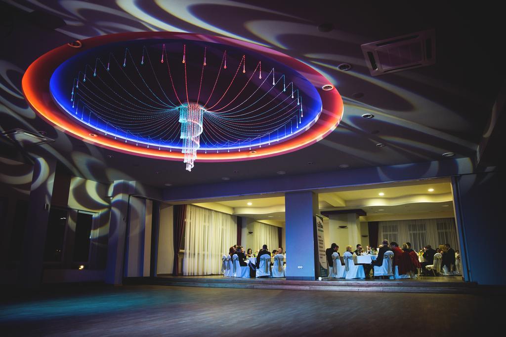 Hotel Przedwiosnie Маслув Экстерьер фото