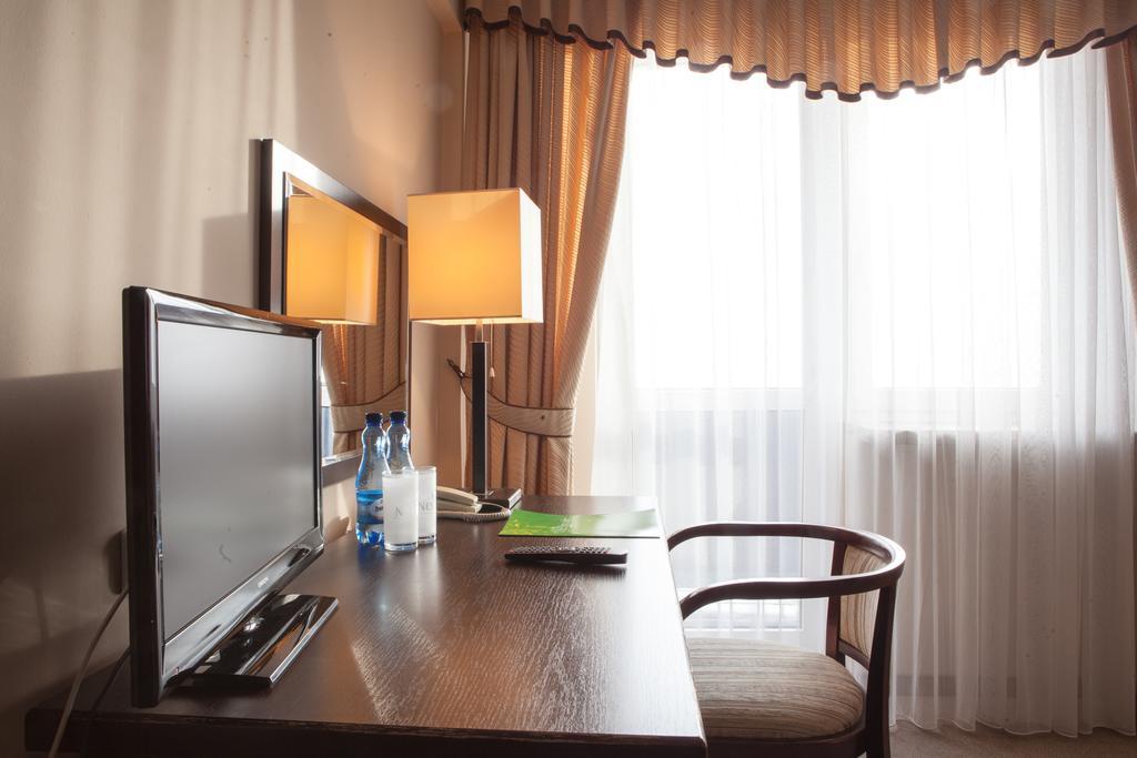 Hotel Przedwiosnie Маслув Экстерьер фото