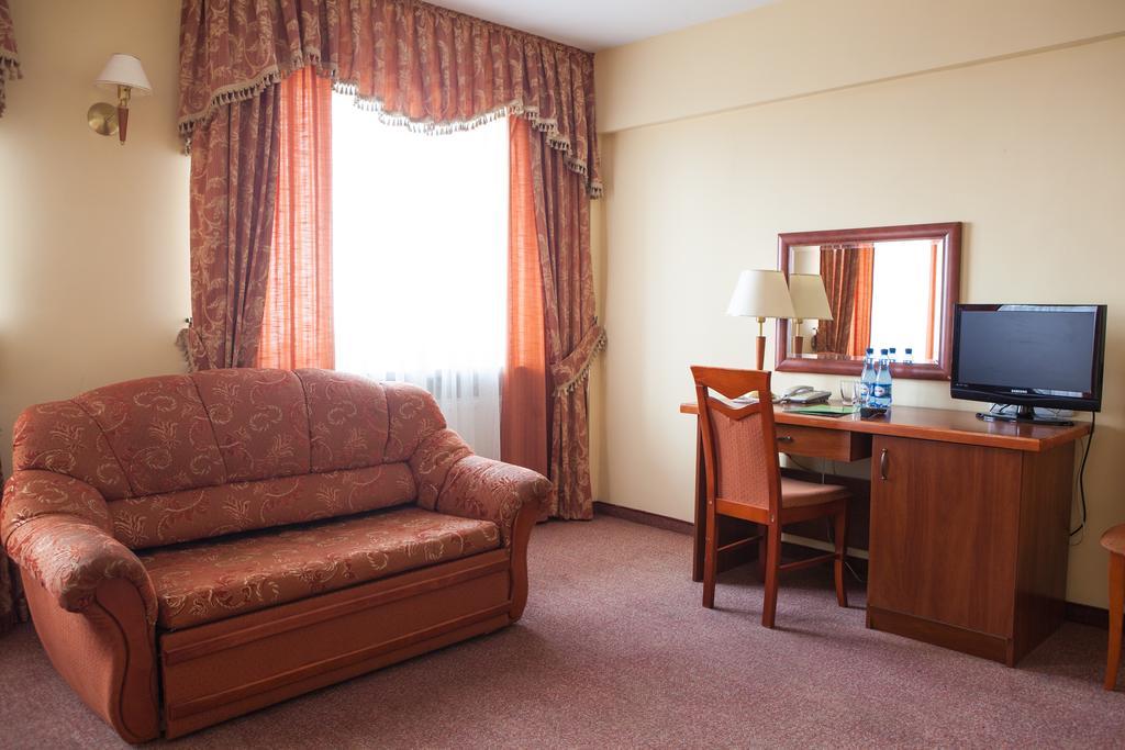 Hotel Przedwiosnie Маслув Экстерьер фото