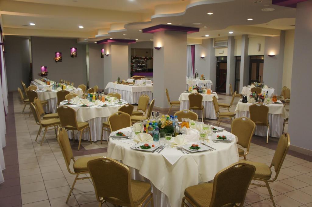 Hotel Przedwiosnie Маслув Экстерьер фото