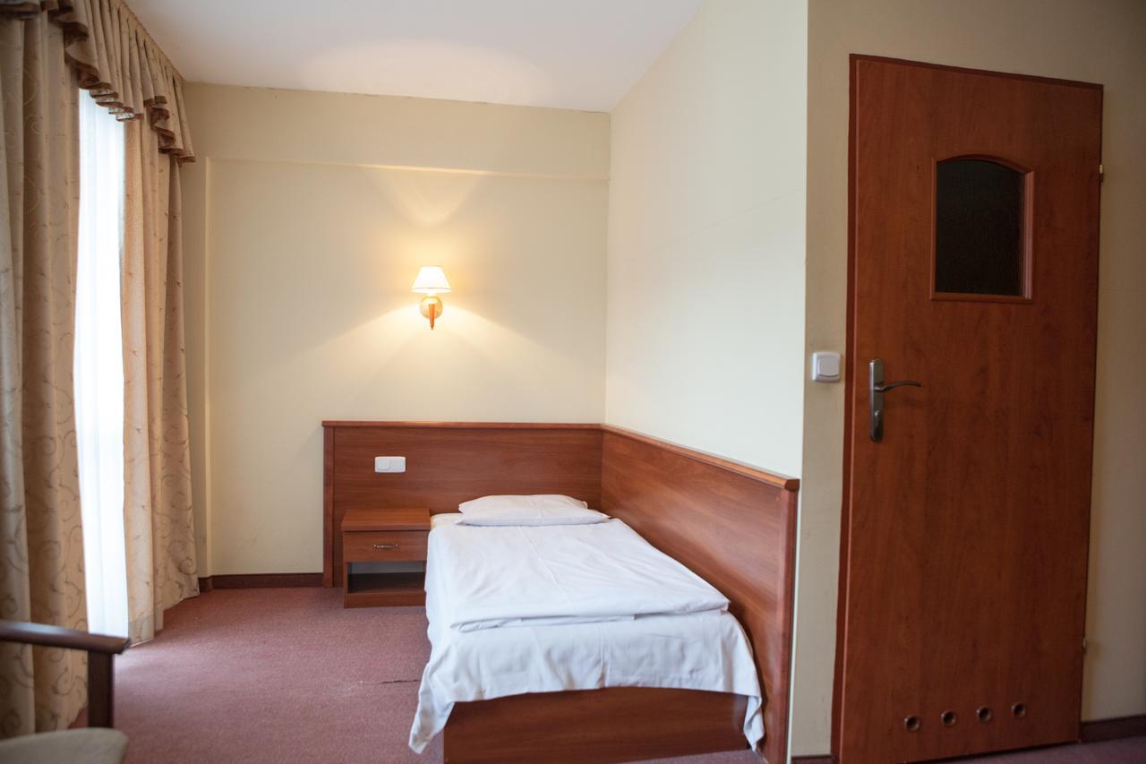 Hotel Przedwiosnie Маслув Экстерьер фото